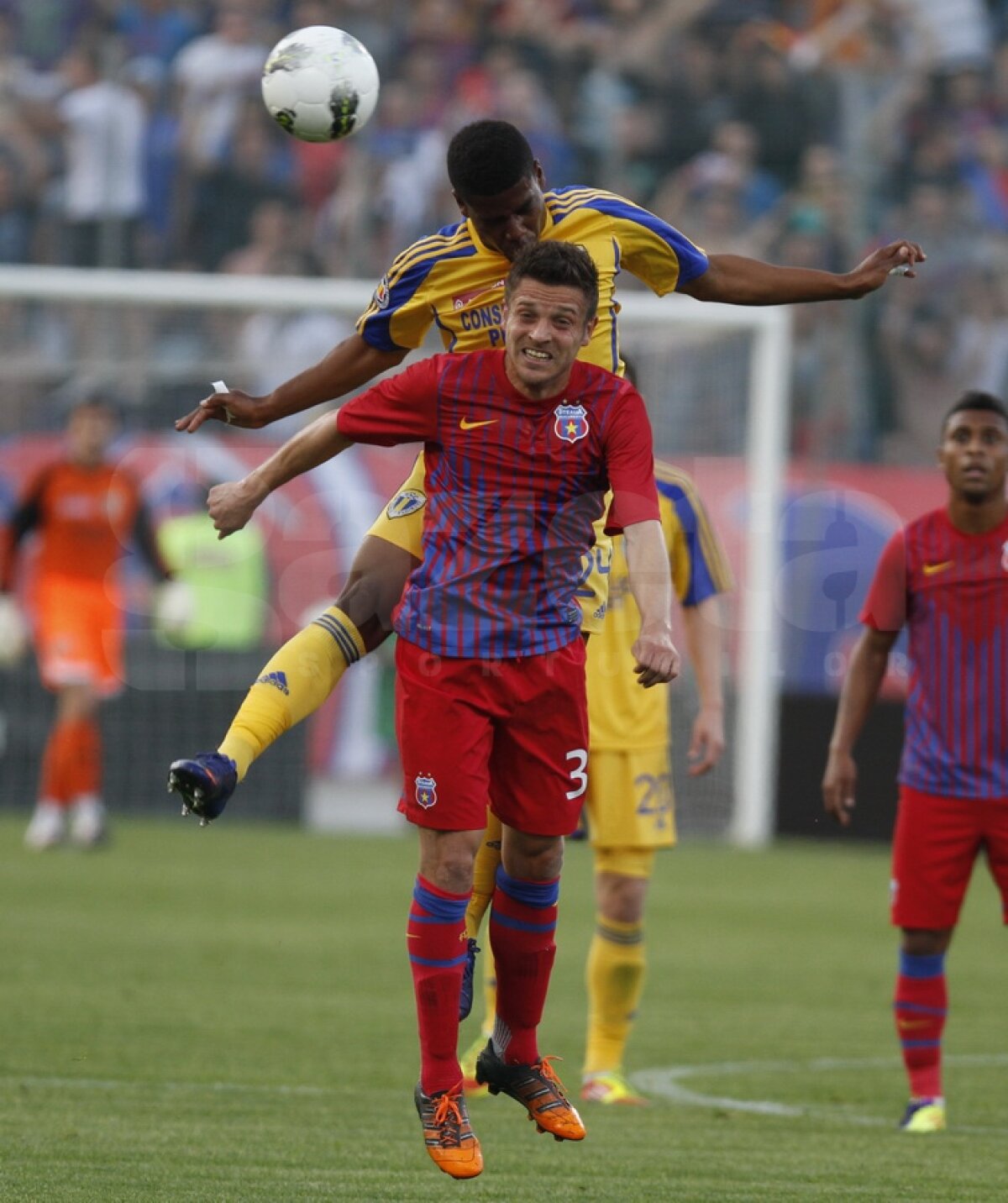 FOTO şi VIDEO Steaua - Petrolul 2-1 » Roş-albaştrii continuă cursa spre titlu