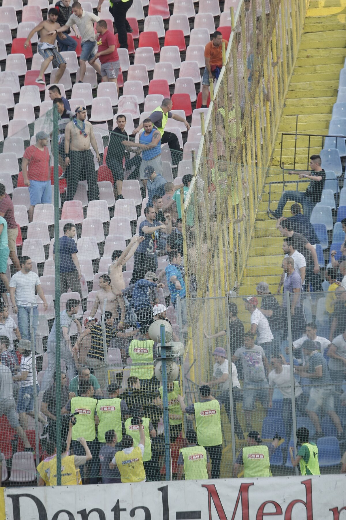 FOTO Suporterii Stelei şi ai Petrolului au fost aproape de bătaie în peluză