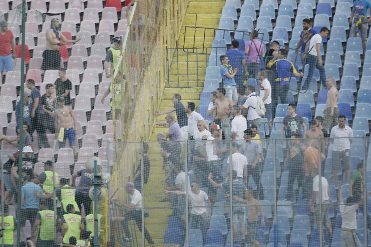 FOTO Suporterii Stelei şi ai Petrolului au fost aproape de bătaie în peluză