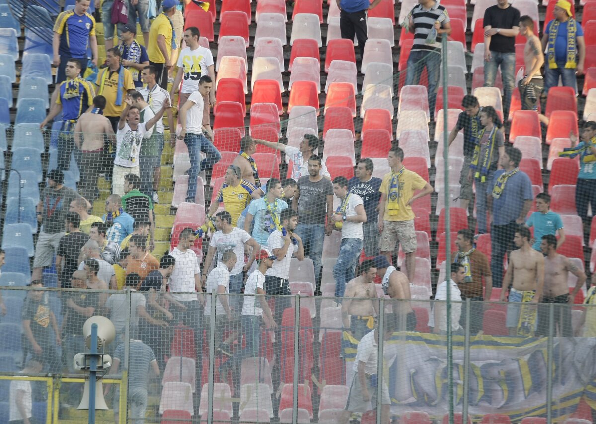 FOTO Suporterii Stelei şi ai Petrolului au fost aproape de bătaie în peluză