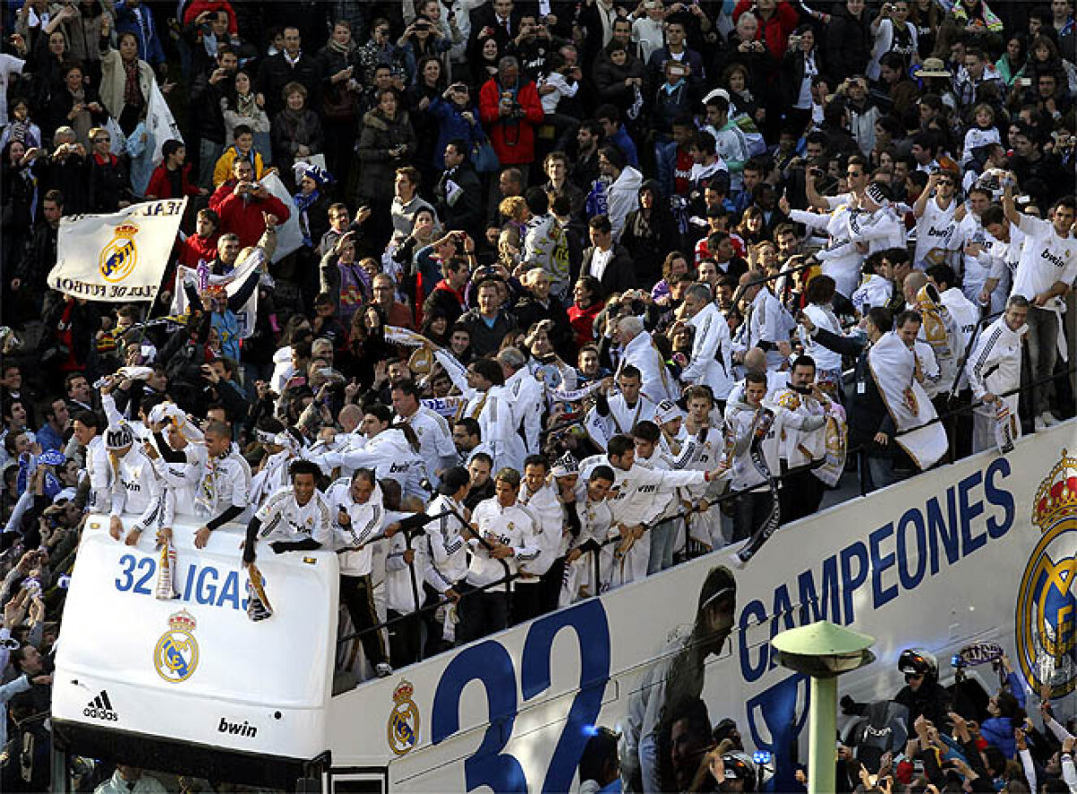 FOTO şi VIDEO » Real Madrid, regina Spaniei! Cum au sărbătorit alături de fani în Piaţa Cibeles