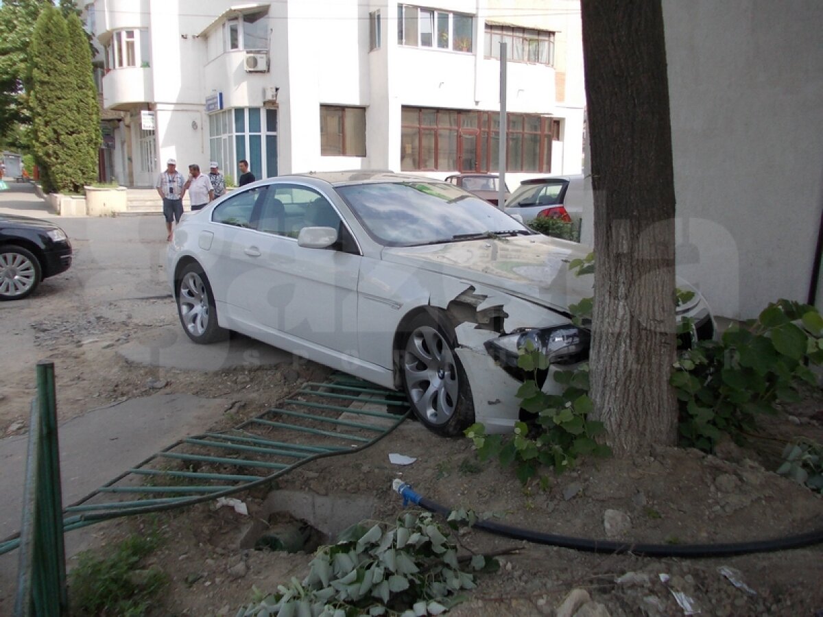 FOTO Cînu a scăpat nevătămat după ce a intrat cu maşina în pom