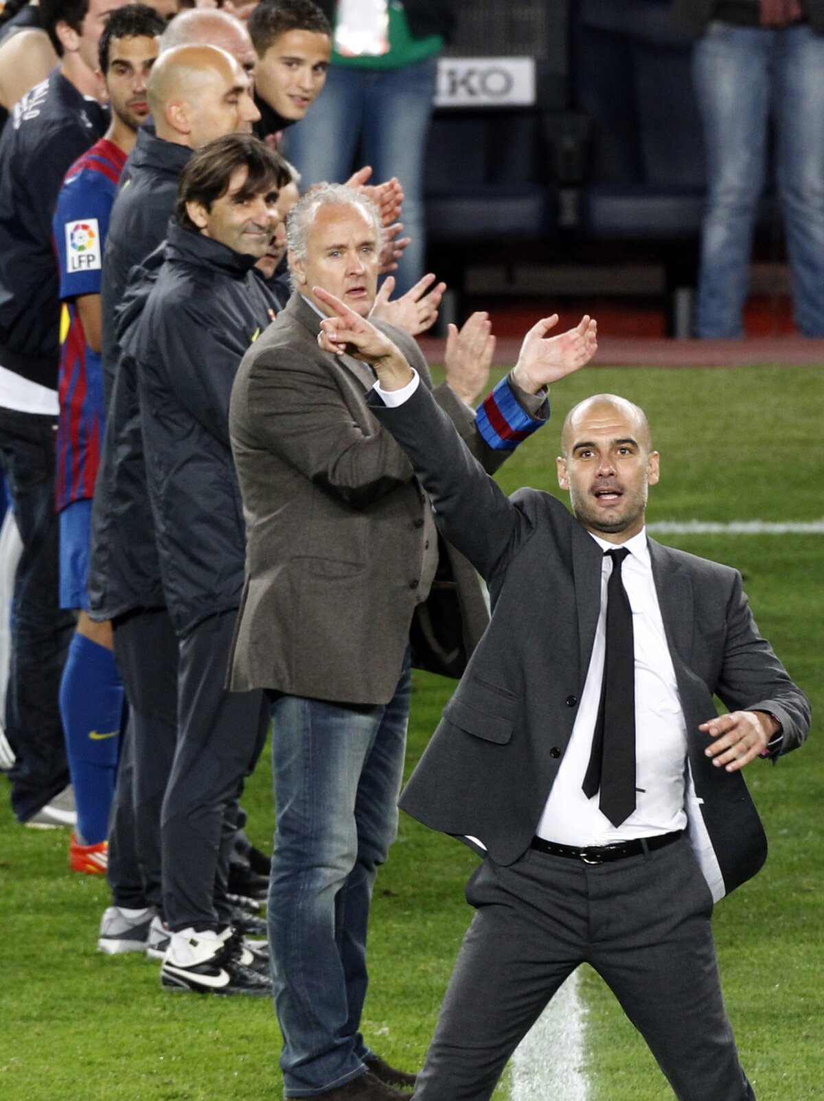 VIDEO şi FOTO ”Camp Nou” s-a despărţit de Guardiola: ”Te iubim, Pep!”