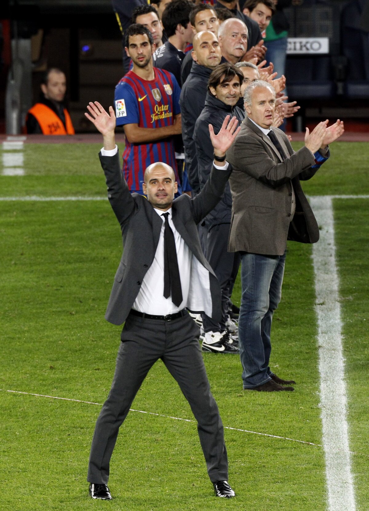 VIDEO şi FOTO ”Camp Nou” s-a despărţit de Guardiola: ”Te iubim, Pep!”