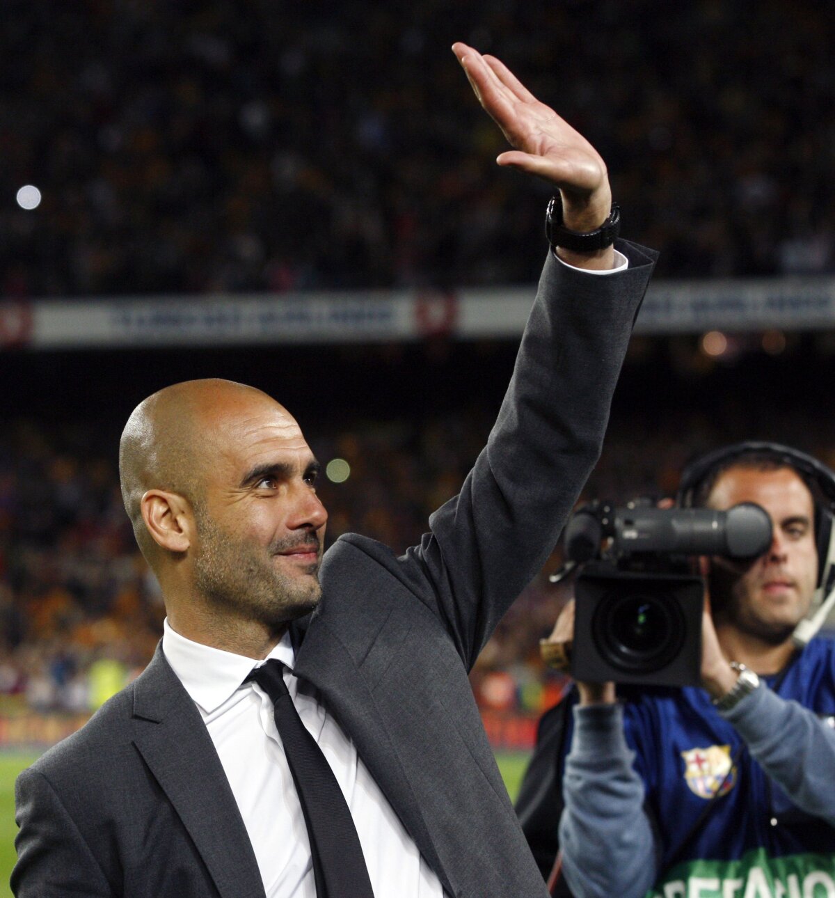 VIDEO şi FOTO ”Camp Nou” s-a despărţit de Guardiola: ”Te iubim, Pep!”
