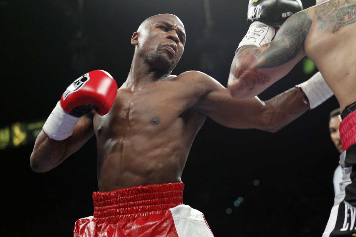 FOTO » Floyd Mayweather rămîne INVINCIBIL şi cîştigă un nou titlu mondial