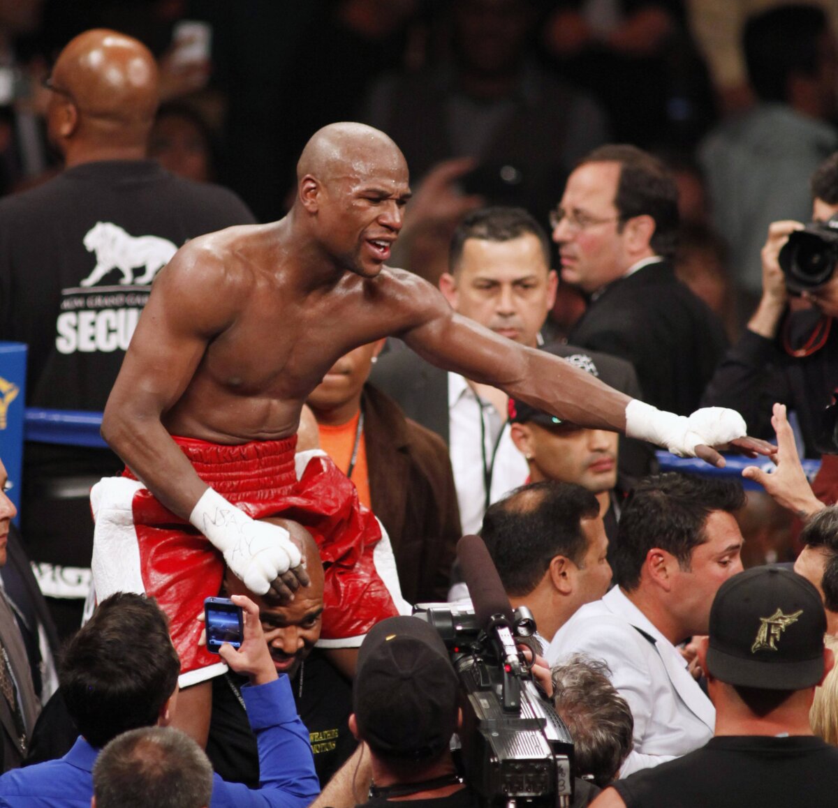 FOTO » Floyd Mayweather rămîne INVINCIBIL şi cîştigă un nou titlu mondial