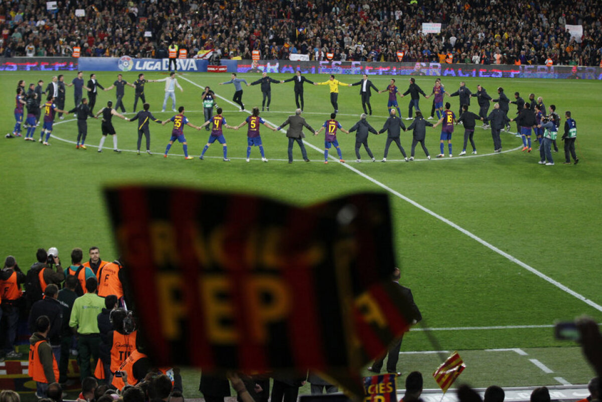 FOTO şi VIDEO » Momente impresionante pe Camp Nou. Omagiul adus unui antrenor incredibil: "Mulţumim că ne-ai ajutat să atingem cerul!"