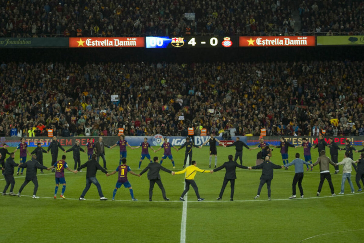 FOTO şi VIDEO » Momente impresionante pe Camp Nou. Omagiul adus unui antrenor incredibil: "Mulţumim că ne-ai ajutat să atingem cerul!"