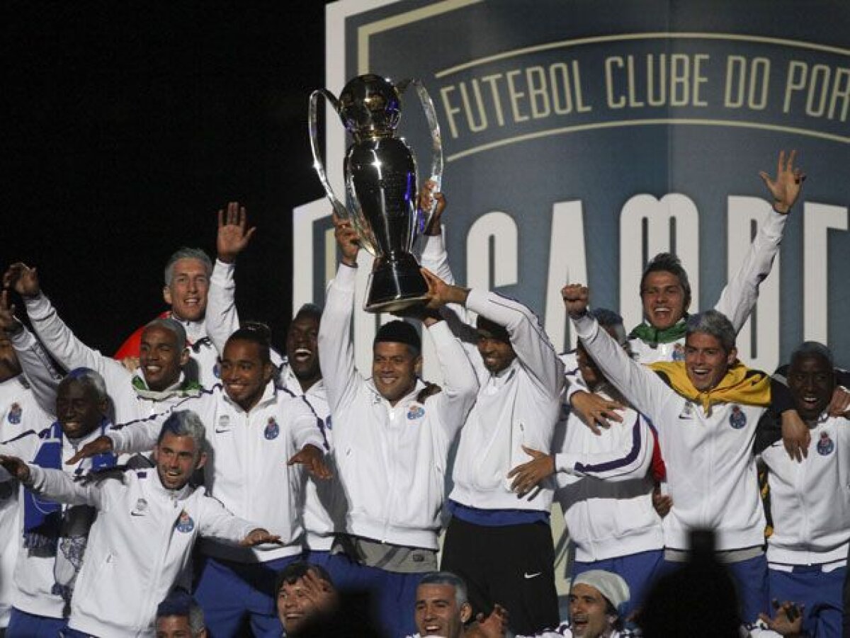 FOTO şi VIDEO » Săpunaru scrie istorie la Porto! Cum a sărbătorit aseară al zecelea trofeu pe Dragao