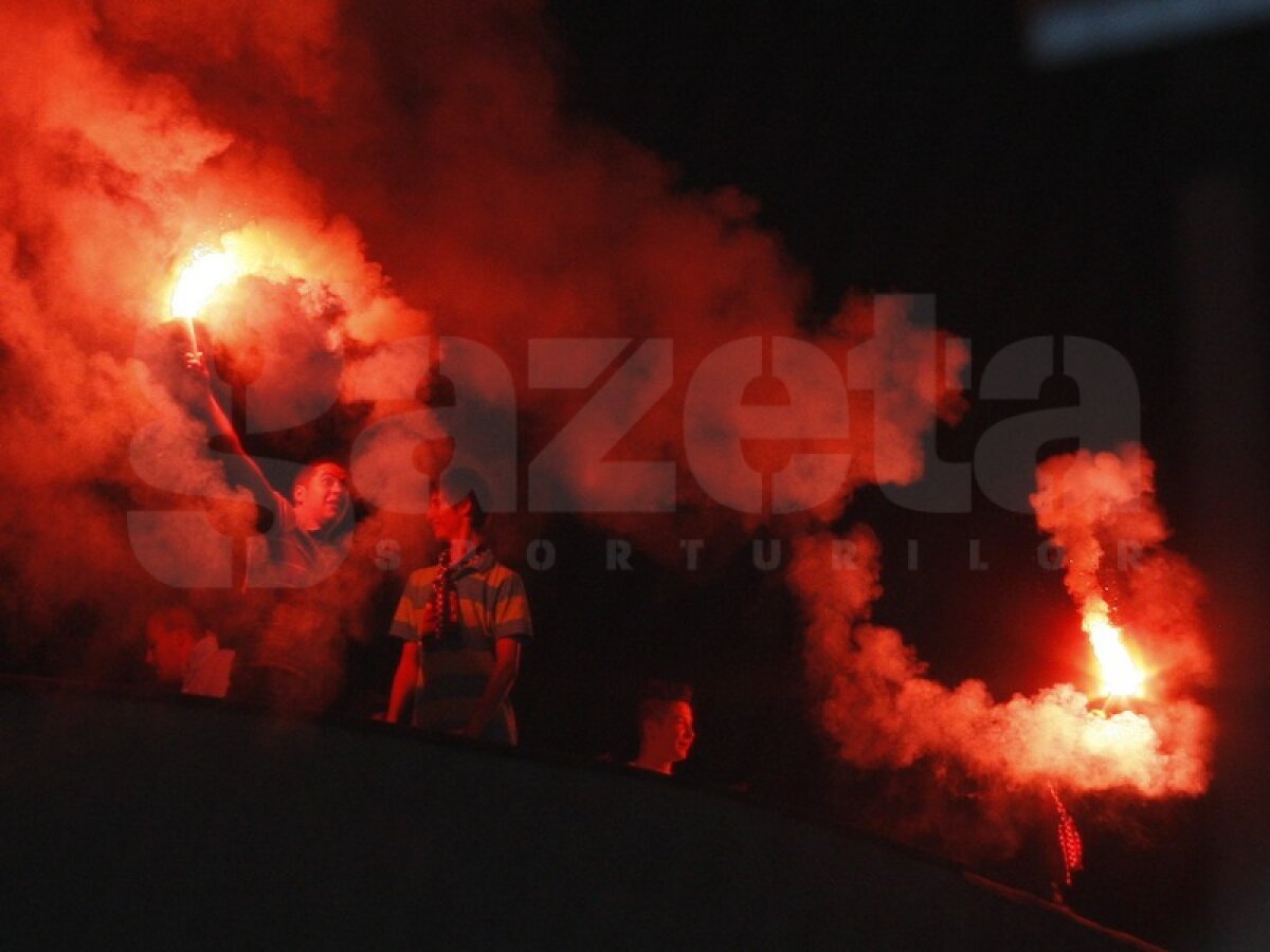 FOTO "Giuleştina" în protest » Galeria de femei şi copii a Rapidului a purtat tricouri speciale