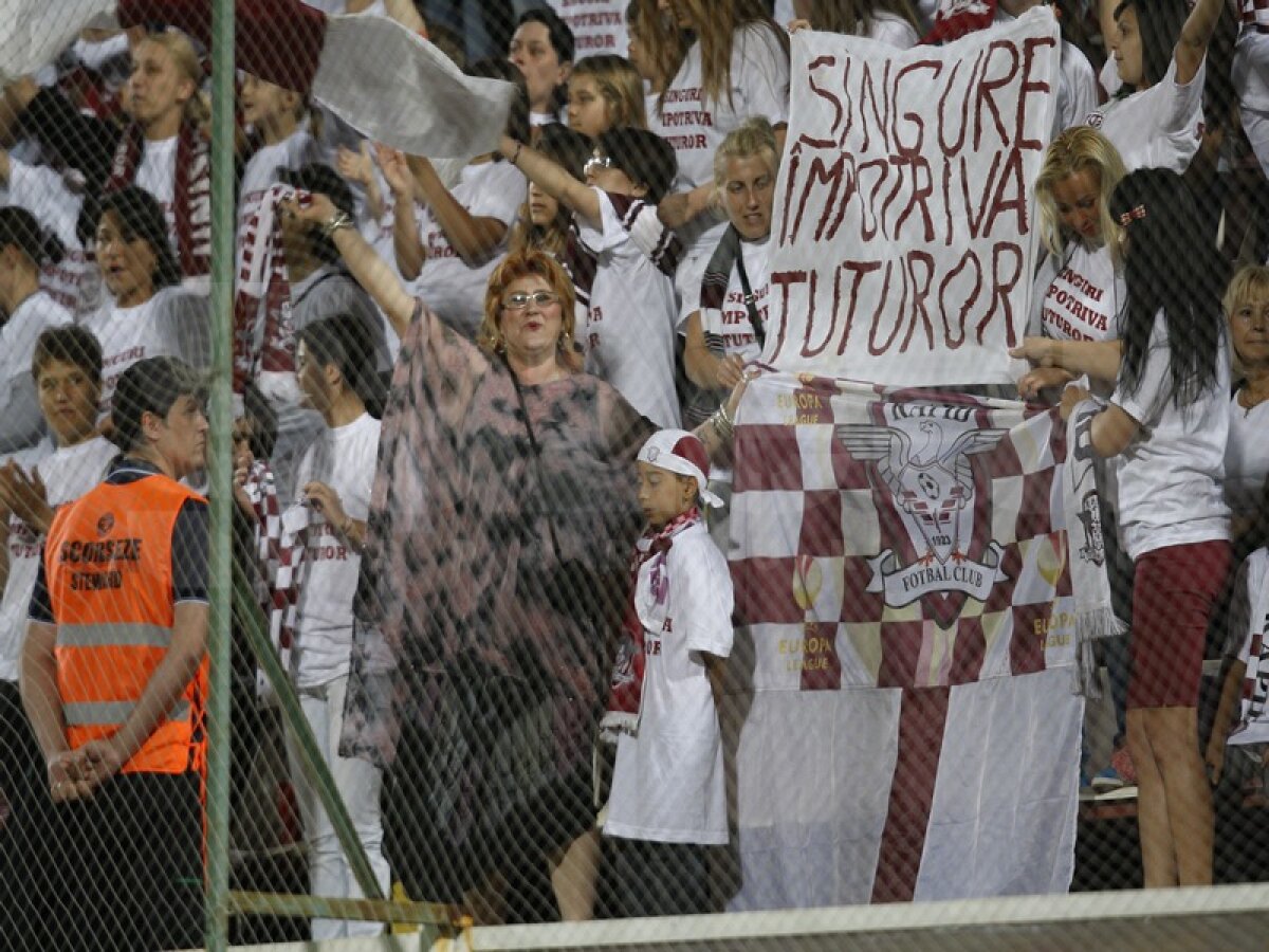 FOTO "Giuleştina" în protest » Galeria de femei şi copii a Rapidului a purtat tricouri speciale