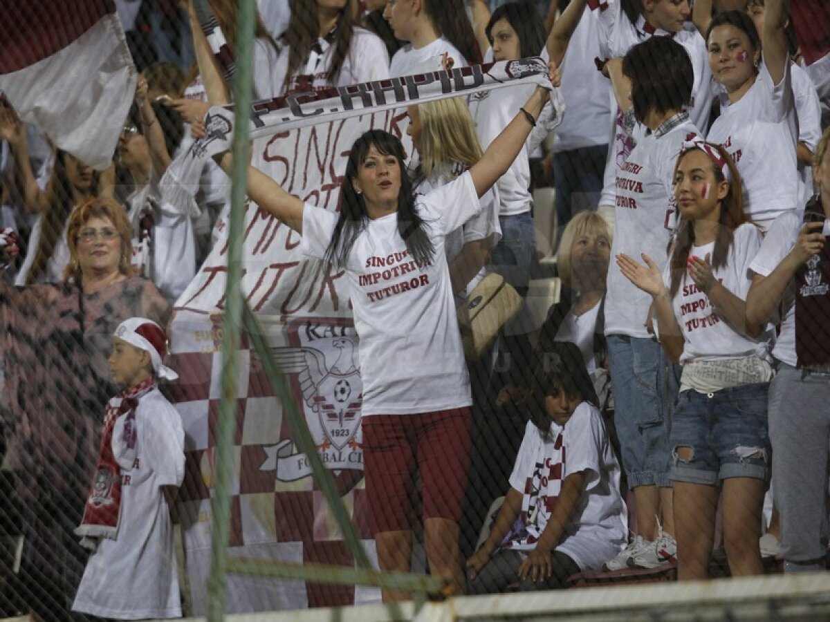 FOTO "Giuleştina" în protest » Galeria de femei şi copii a Rapidului a purtat tricouri speciale