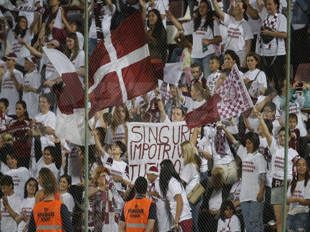 FOTO "Giuleştina" în protest » Galeria de femei şi copii a Rapidului a purtat tricouri speciale