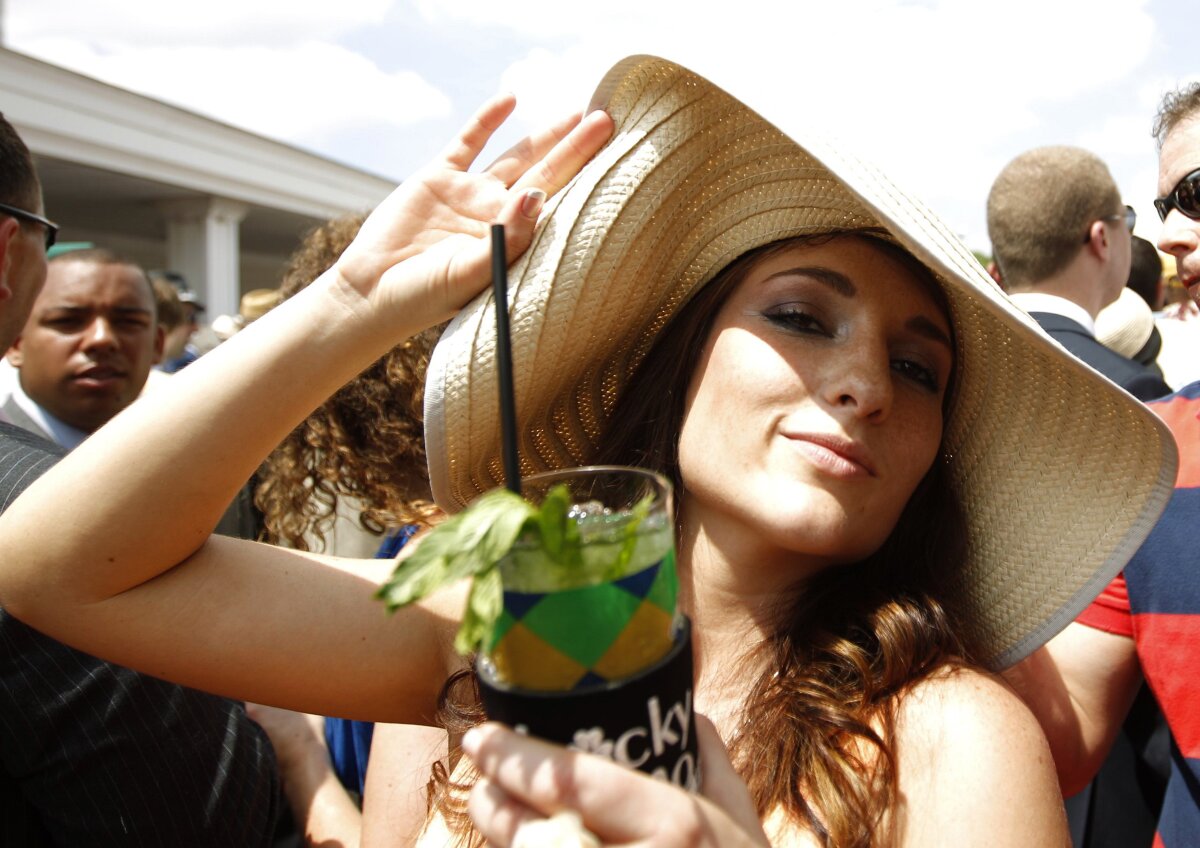 GALERIE FOTO Kentucky Derby » Cea mai tare cursă de hipism, cele mai ciudate pălării :D