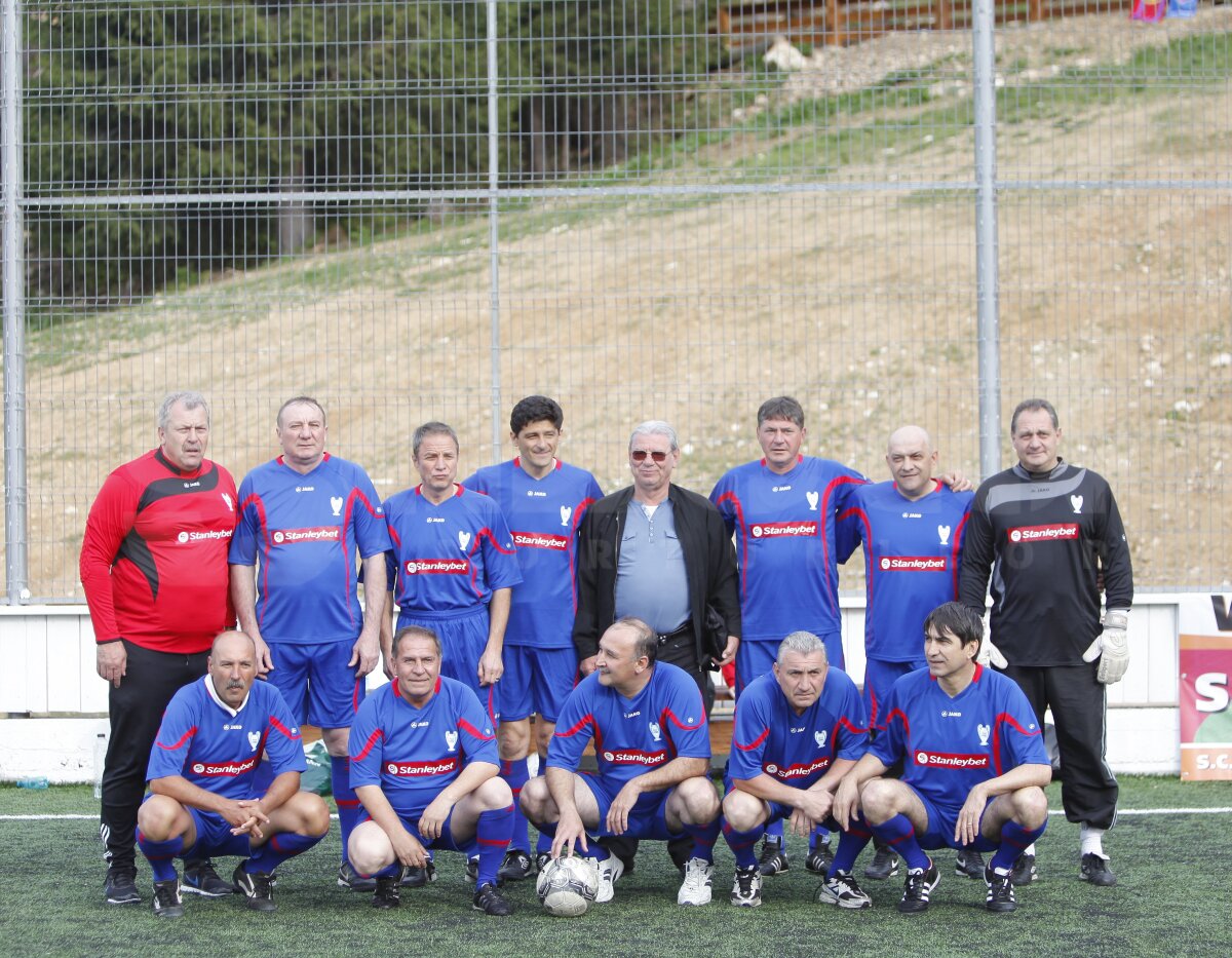 GALERIE FOTO » Starurile din '86 au sărbătorit 26 de ani de la finală la Cheile Grădiştei » Apără Gherasim! Steliştii au cîştigat la penalty-uri cu "naţionala" artiştilor ;)
