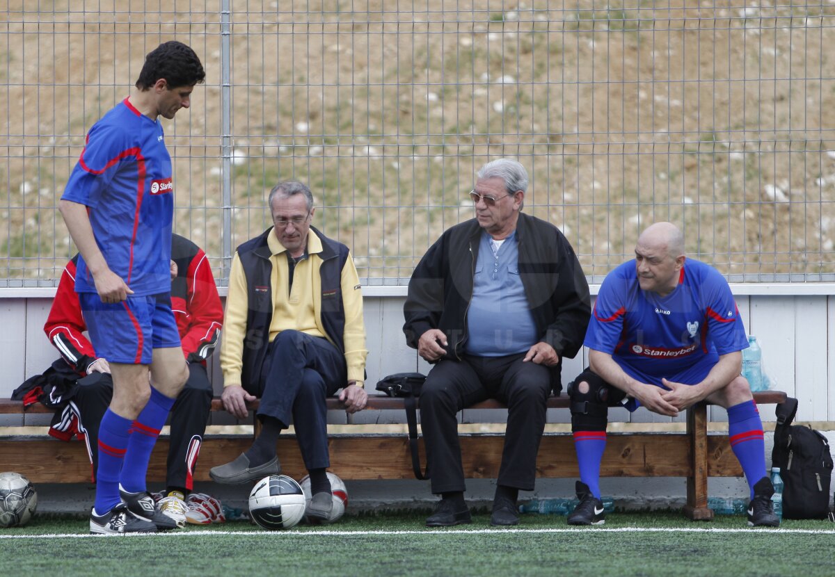 GALERIE FOTO » Starurile din '86 au sărbătorit 26 de ani de la finală la Cheile Grădiştei » Apără Gherasim! Steliştii au cîştigat la penalty-uri cu "naţionala" artiştilor ;)