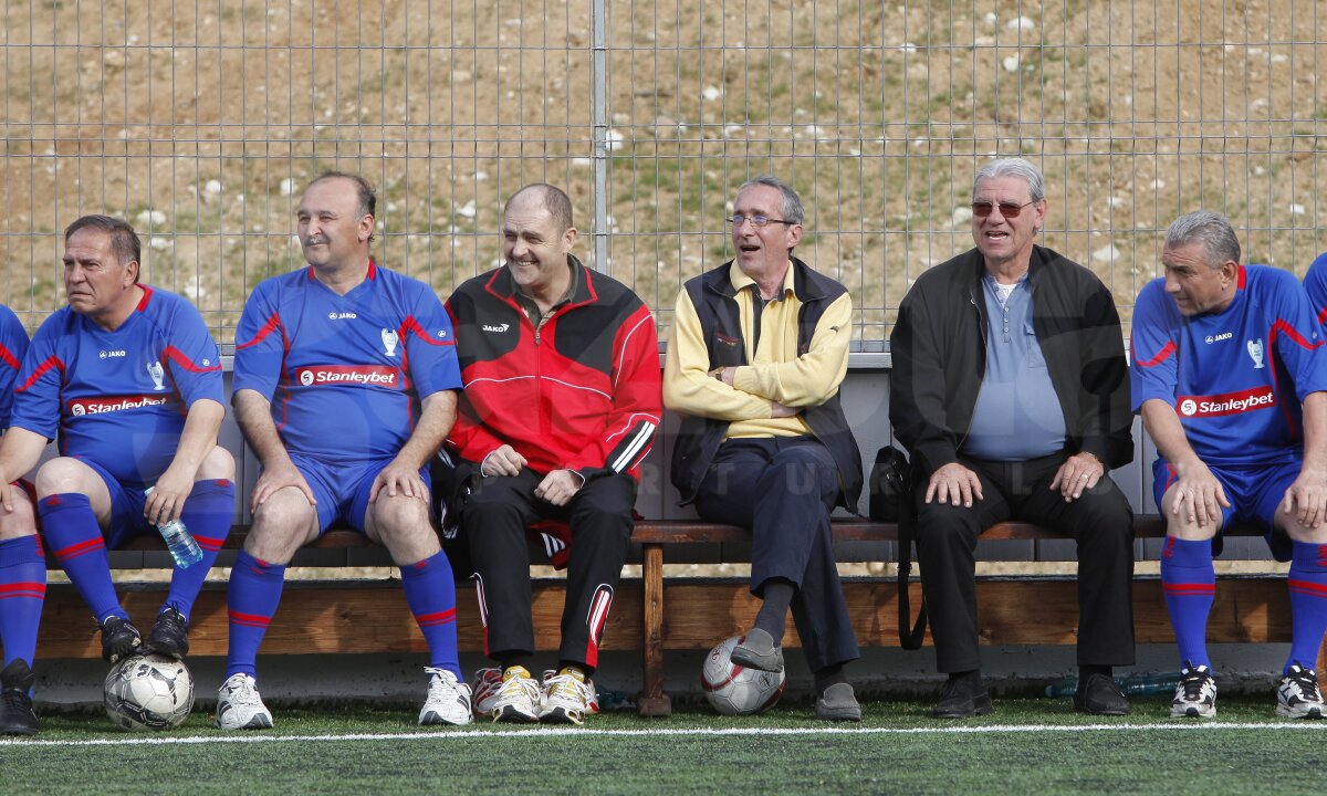 GALERIE FOTO » Starurile din '86 au sărbătorit 26 de ani de la finală la Cheile Grădiştei » Apără Gherasim! Steliştii au cîştigat la penalty-uri cu "naţionala" artiştilor ;)