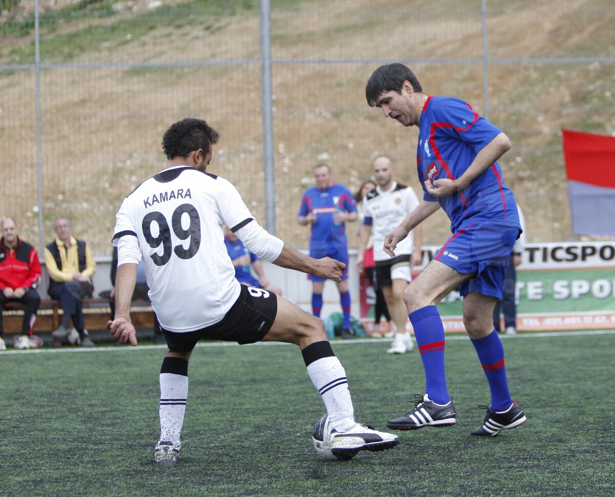 GALERIE FOTO » Starurile din '86 au sărbătorit 26 de ani de la finală la Cheile Grădiştei » Apără Gherasim! Steliştii au cîştigat la penalty-uri cu "naţionala" artiştilor ;)