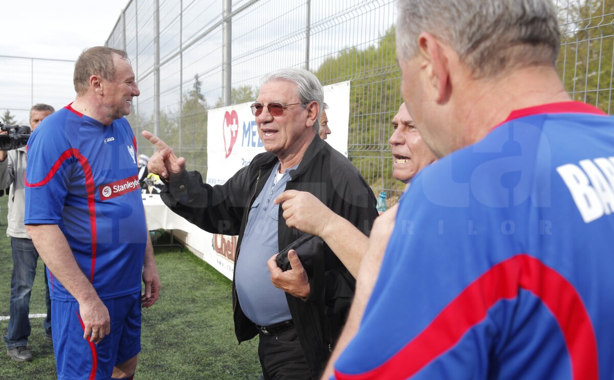 GALERIE FOTO » Starurile din '86 au sărbătorit 26 de ani de la finală la Cheile Grădiştei » Apără Gherasim! Steliştii au cîştigat la penalty-uri cu "naţionala" artiştilor ;)