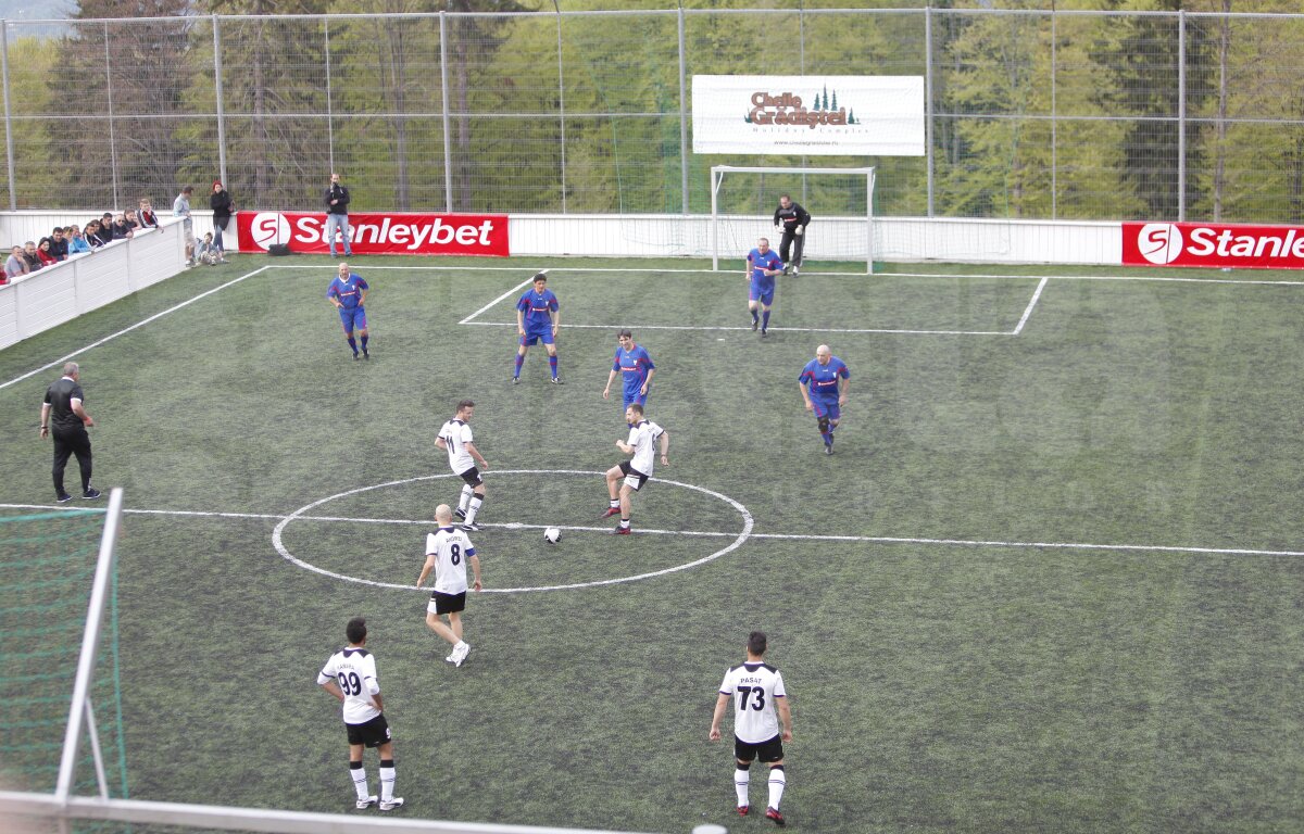 GALERIE FOTO » Starurile din '86 au sărbătorit 26 de ani de la finală la Cheile Grădiştei » Apără Gherasim! Steliştii au cîştigat la penalty-uri cu "naţionala" artiştilor ;)