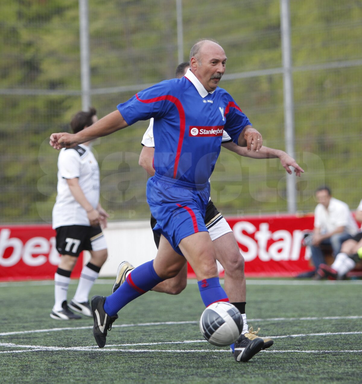 GALERIE FOTO » Starurile din '86 au sărbătorit 26 de ani de la finală la Cheile Grădiştei » Apără Gherasim! Steliştii au cîştigat la penalty-uri cu "naţionala" artiştilor ;)