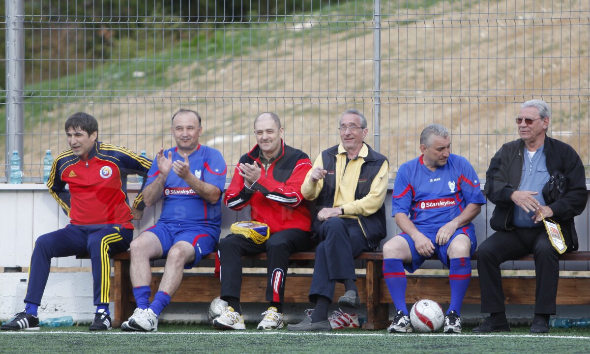 GALERIE FOTO » Starurile din '86 au sărbătorit 26 de ani de la finală la Cheile Grădiştei » Apără Gherasim! Steliştii au cîştigat la penalty-uri cu "naţionala" artiştilor ;)