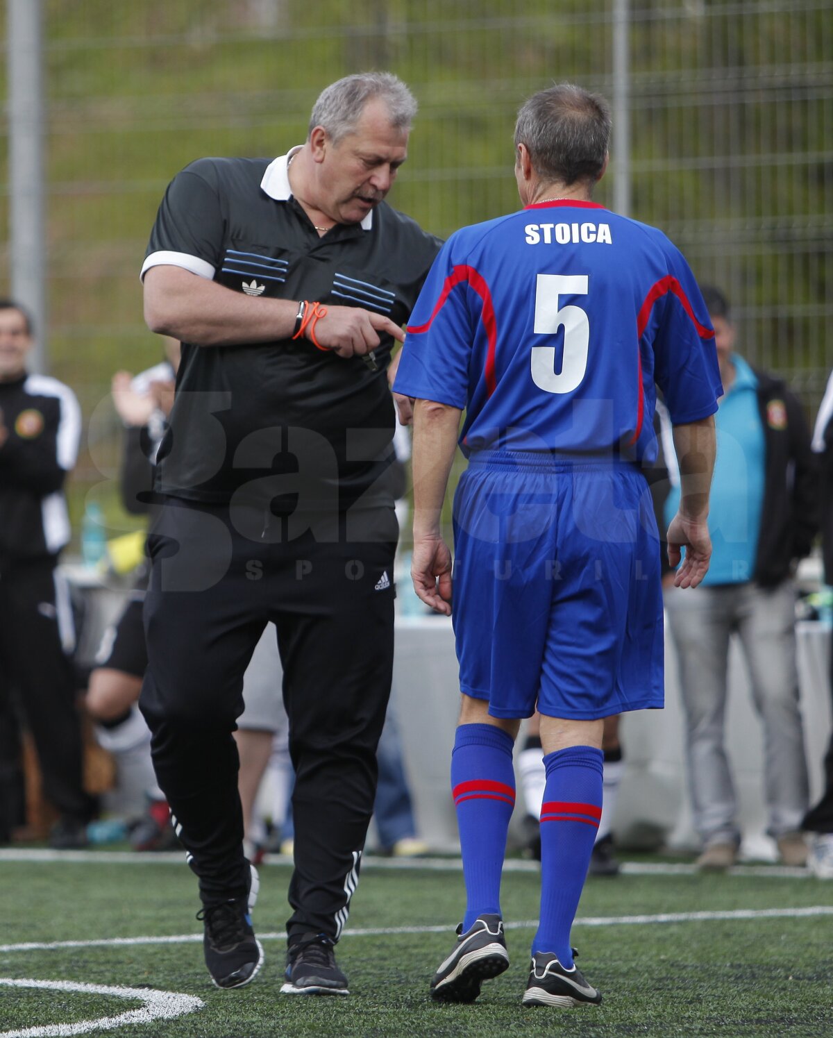 GALERIE FOTO » Starurile din '86 au sărbătorit 26 de ani de la finală la Cheile Grădiştei » Apără Gherasim! Steliştii au cîştigat la penalty-uri cu "naţionala" artiştilor ;)