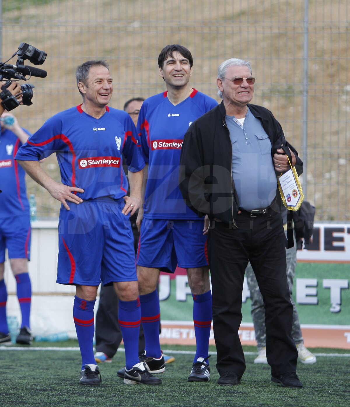 GALERIE FOTO » Starurile din '86 au sărbătorit 26 de ani de la finală la Cheile Grădiştei » Apără Gherasim! Steliştii au cîştigat la penalty-uri cu "naţionala" artiştilor ;)