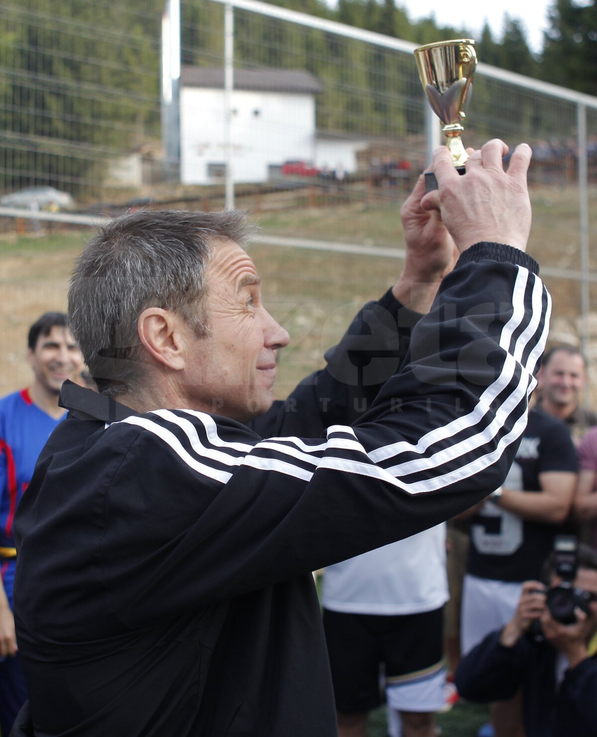 GALERIE FOTO » Starurile din '86 au sărbătorit 26 de ani de la finală la Cheile Grădiştei » Apără Gherasim! Steliştii au cîştigat la penalty-uri cu "naţionala" artiştilor ;)