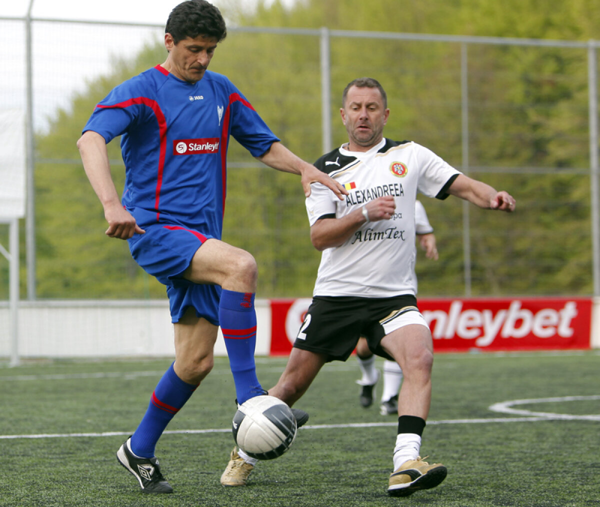 FOTO Eroii au revenit pe teren » Echipa care a cucerit Cupa Campionilor Europeni a jucat un amical cu naţionala artiştilor