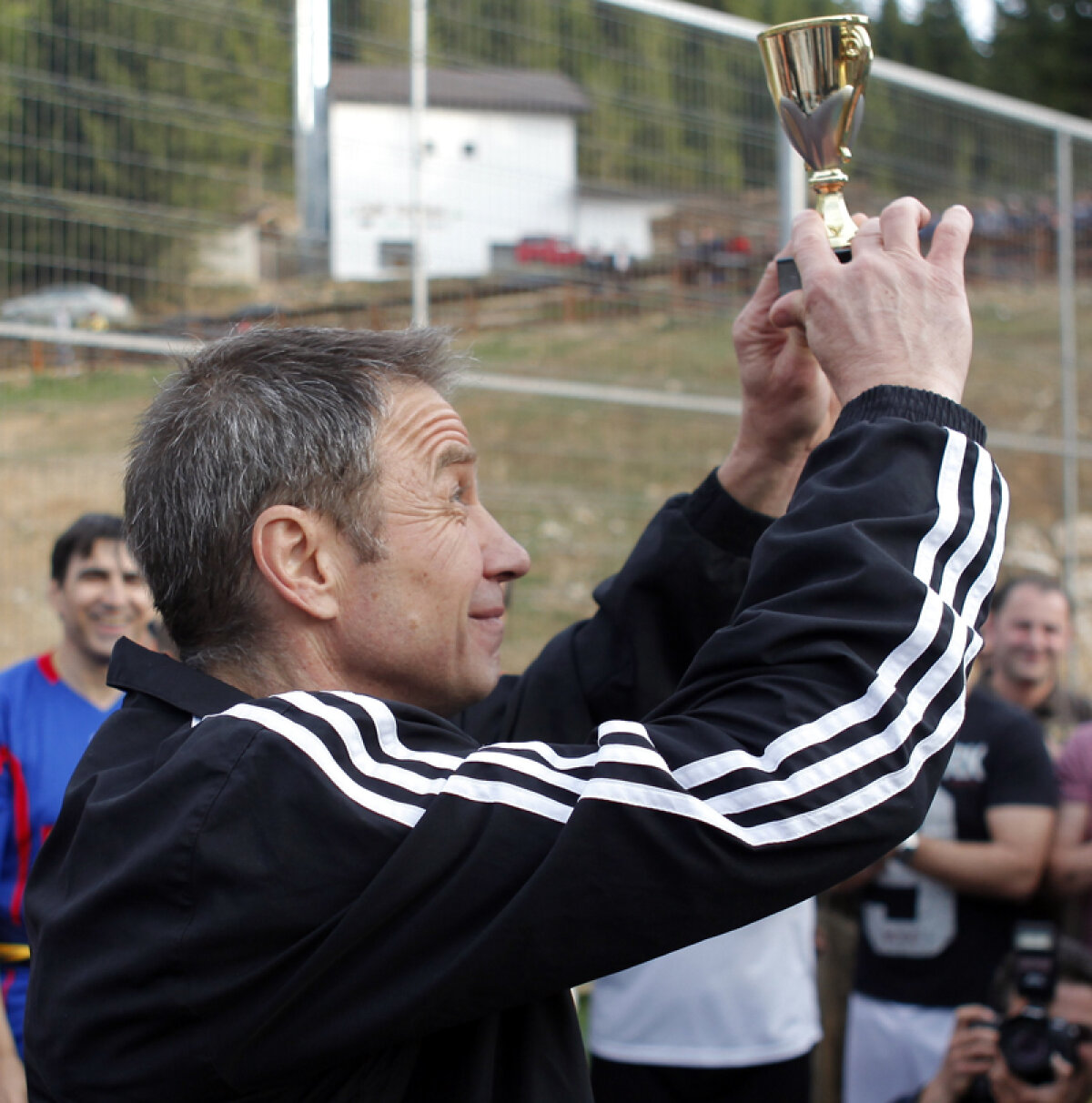 FOTO Eroii au revenit pe teren » Echipa care a cucerit Cupa Campionilor Europeni a jucat un amical cu naţionala artiştilor