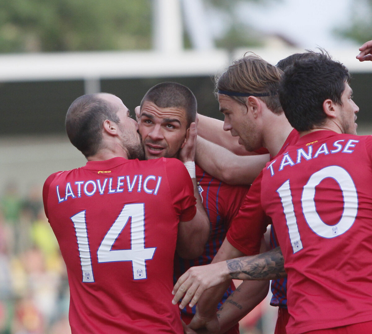 GALERIE FOTO Love is in the air » Cîteva imagini "suspecte" la Concordia - Steaua :D