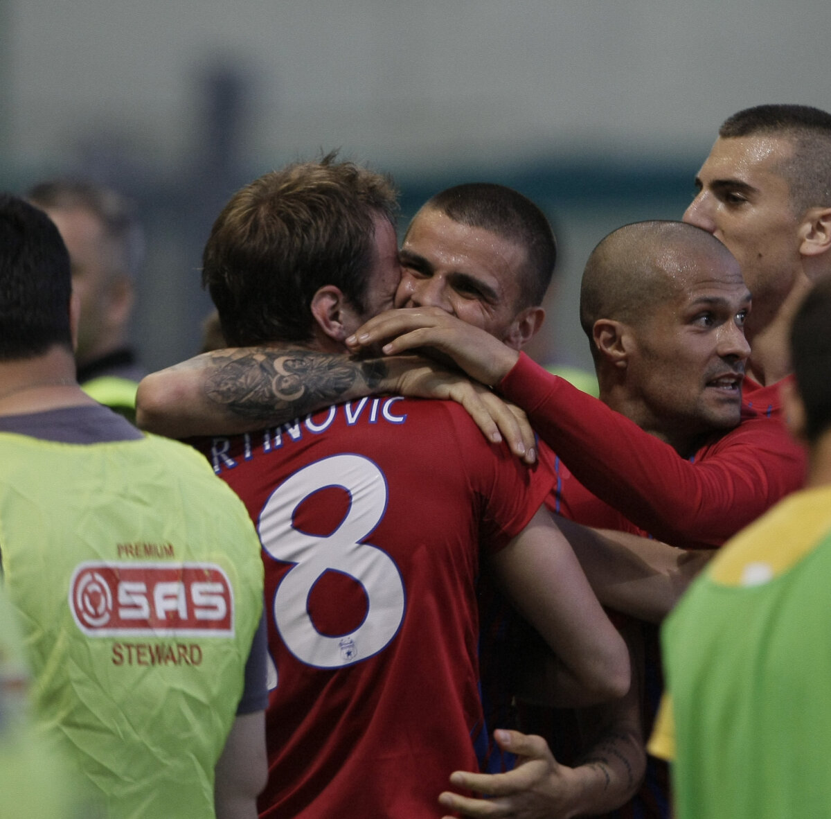 GALERIE FOTO Love is in the air » Cîteva imagini "suspecte" la Concordia - Steaua :D