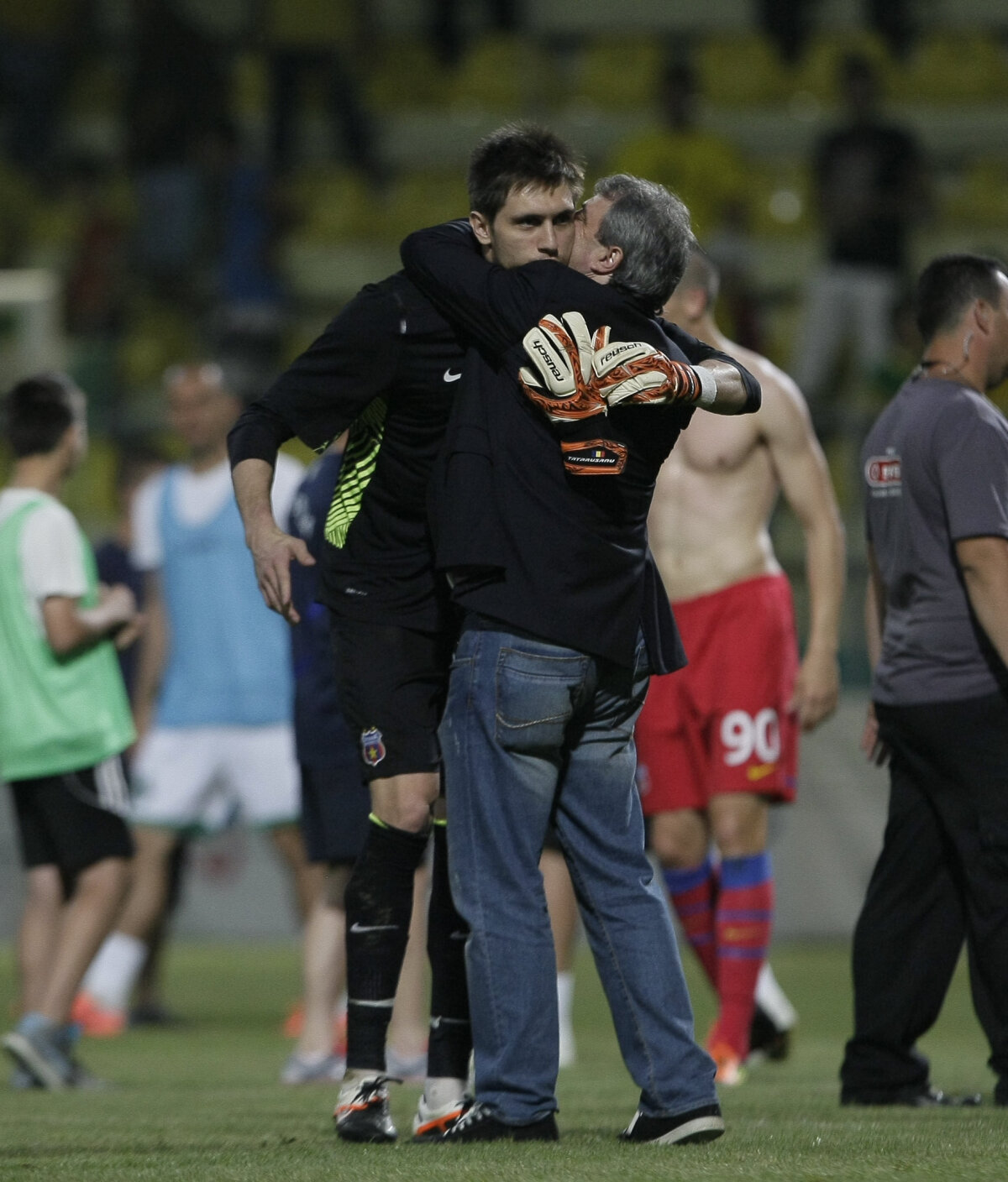 GALERIE FOTO Love is in the air » Cîteva imagini "suspecte" la Concordia - Steaua :D