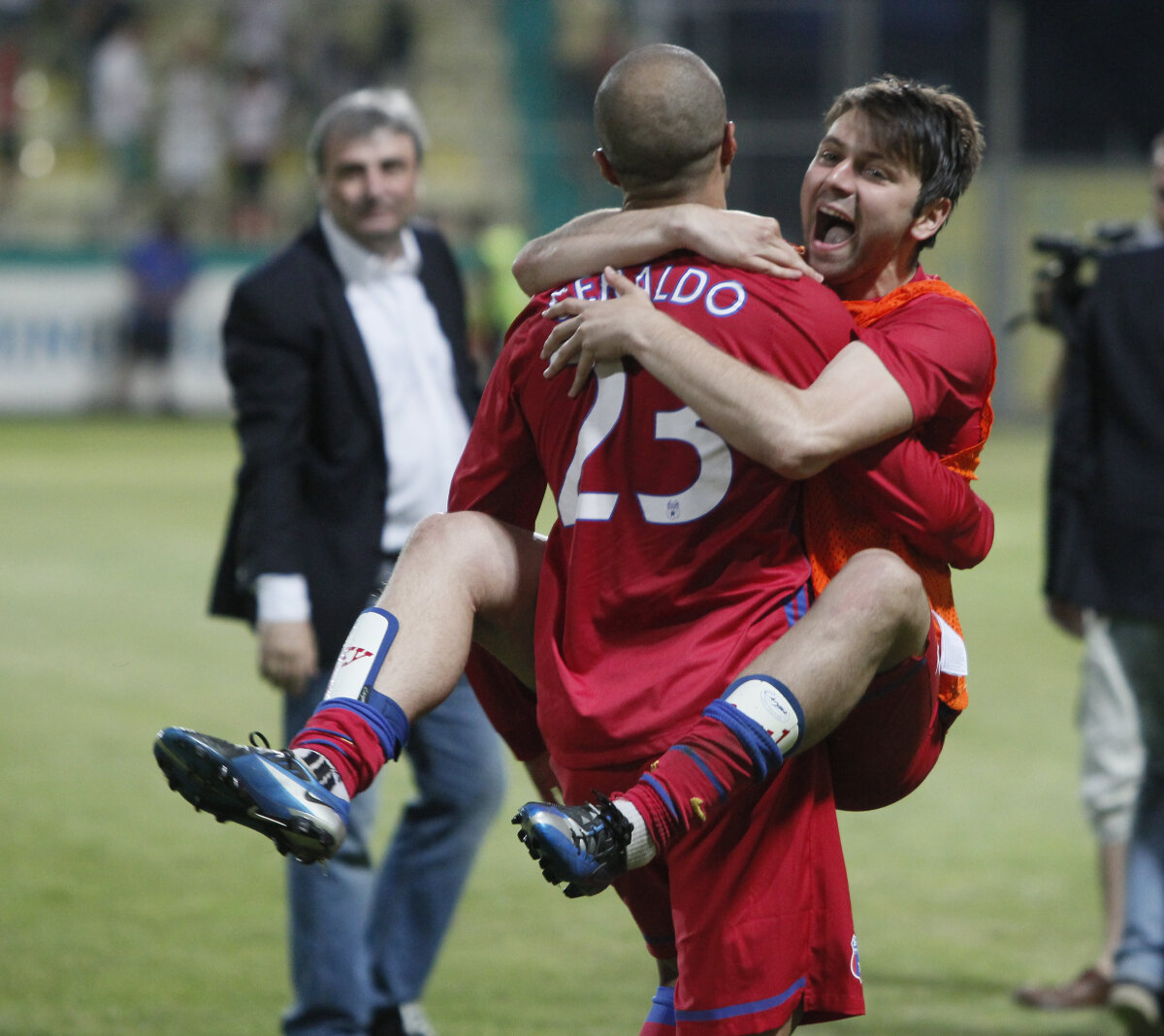 GALERIE FOTO Love is in the air » Cîteva imagini "suspecte" la Concordia - Steaua :D