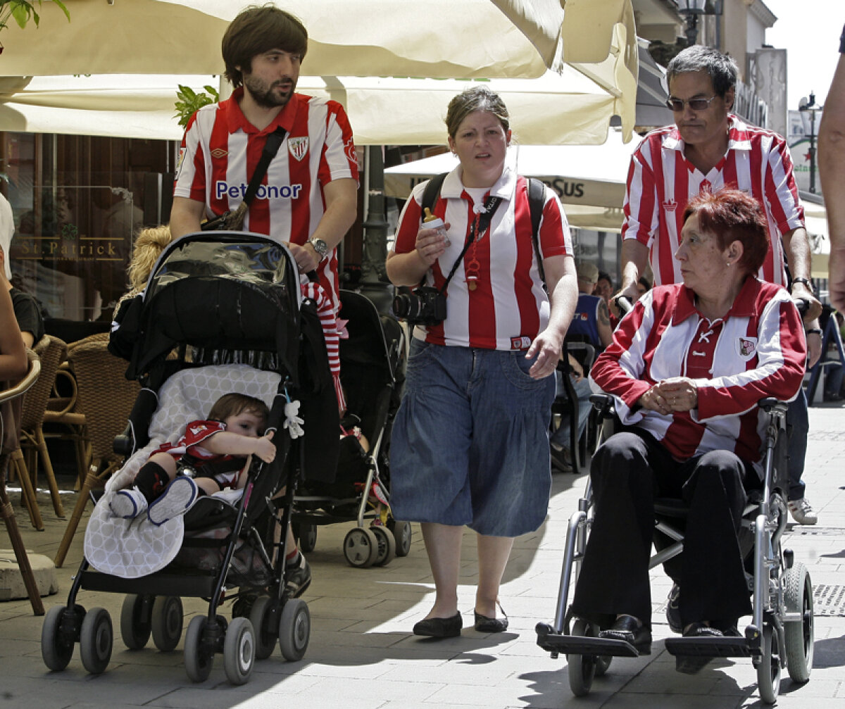 Două cărucioare, de la 3.000 de km » Tablou cu suporteri basci veniţi la Bucureşti pentru finala Europa League