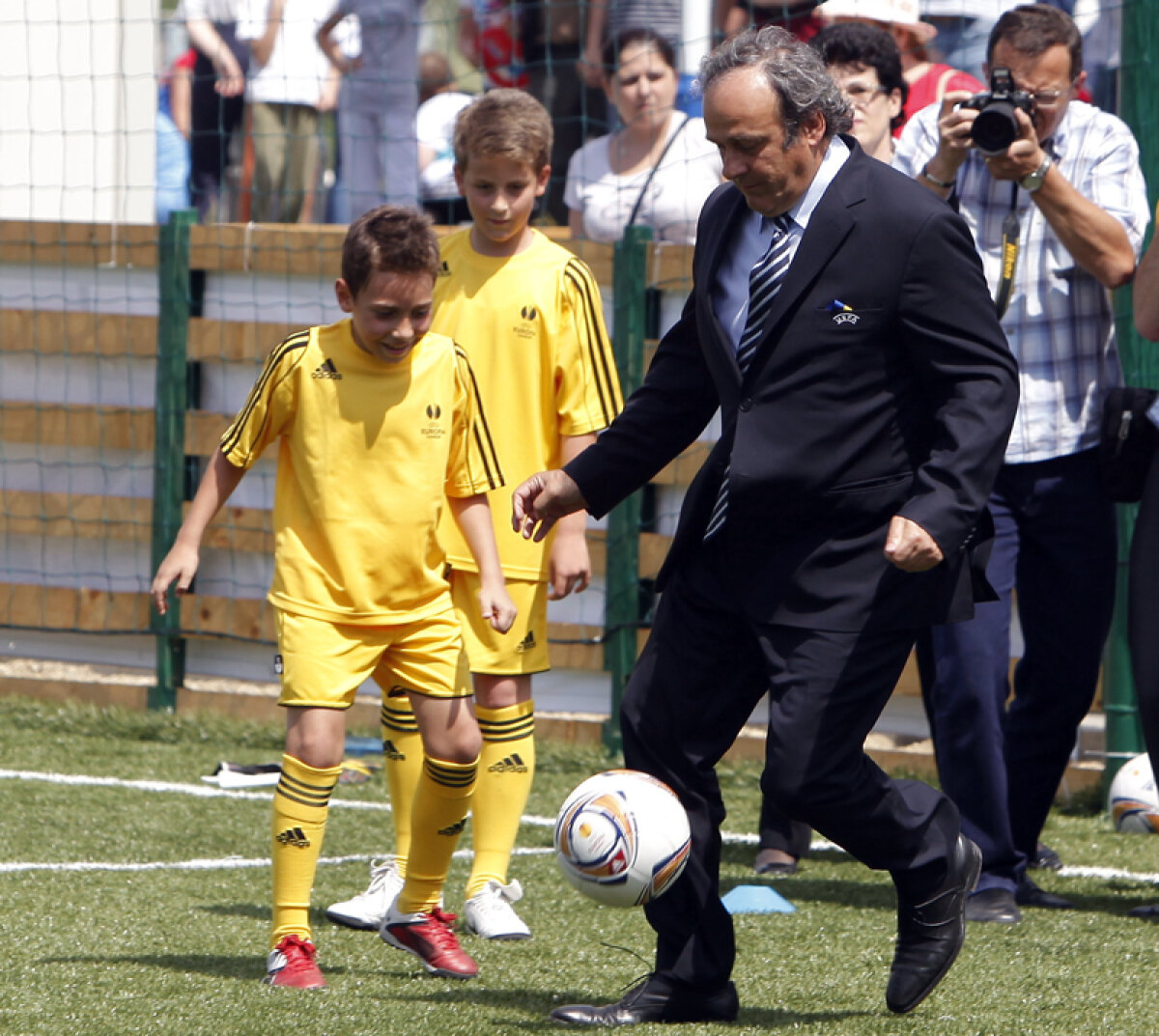 Driblaţi de Platini » Preşedintele UEFA a participat la inaugurarea unui teren sintetic