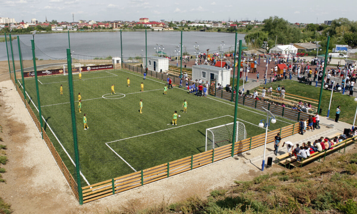 Driblaţi de Platini » Preşedintele UEFA a participat la inaugurarea unui teren sintetic