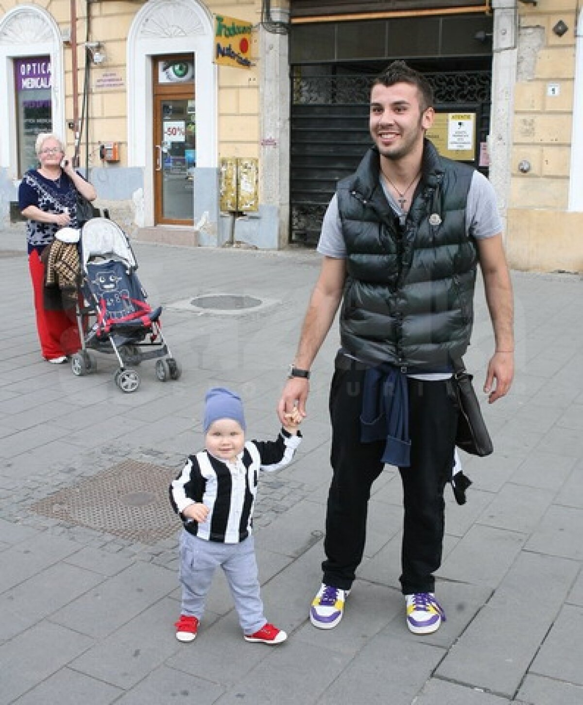 FOTO Instantanee alb-negru » Ultraşii lui "U" au ars fularele rivalei CFR în centrul Clujului