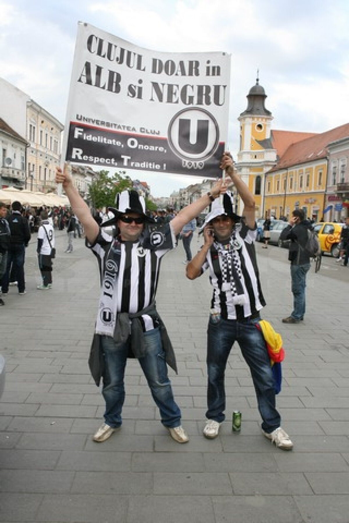 FOTO Instantanee alb-negru » Ultraşii lui "U" au ars fularele rivalei CFR în centrul Clujului