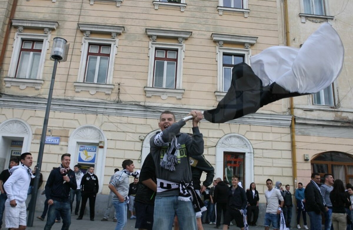 FOTO Instantanee alb-negru » Ultraşii lui "U" au ars fularele rivalei CFR în centrul Clujului
