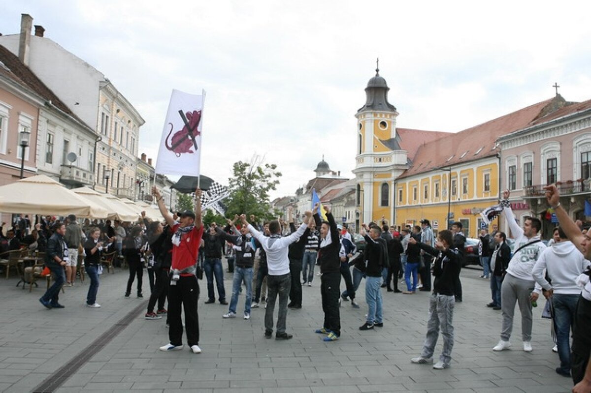 FOTO Instantanee alb-negru » Ultraşii lui "U" au ars fularele rivalei CFR în centrul Clujului