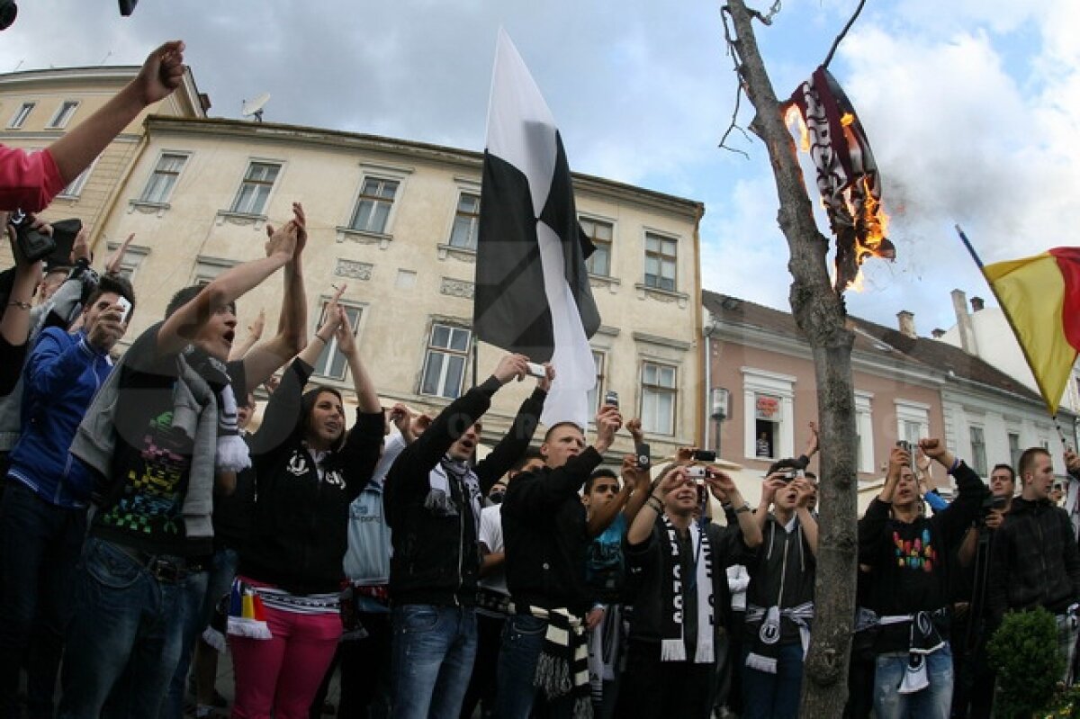 FOTO Instantanee alb-negru » Ultraşii lui "U" au ars fularele rivalei CFR în centrul Clujului