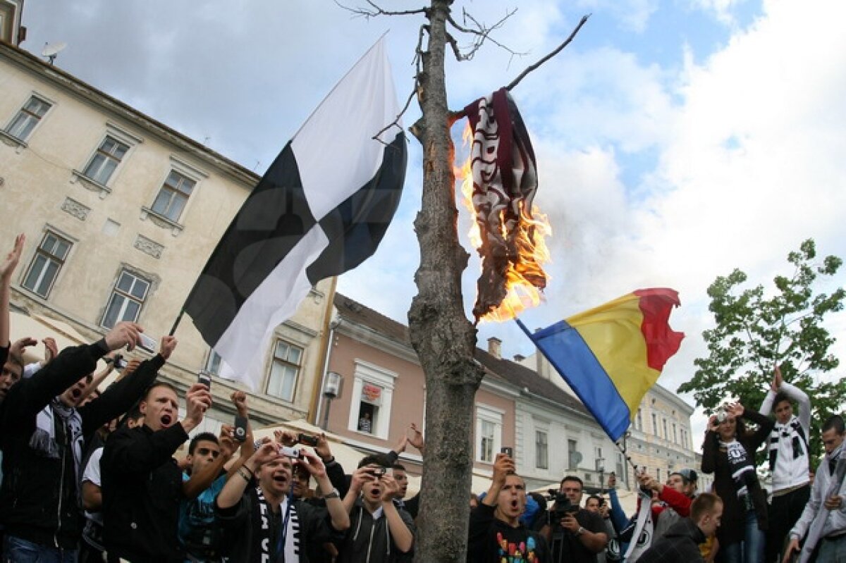FOTO Instantanee alb-negru » Ultraşii lui "U" au ars fularele rivalei CFR în centrul Clujului