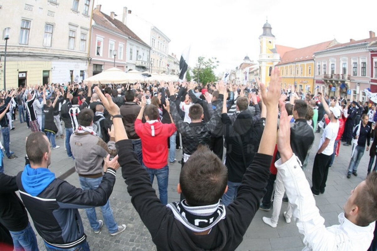 FOTO Instantanee alb-negru » Ultraşii lui "U" au ars fularele rivalei CFR în centrul Clujului
