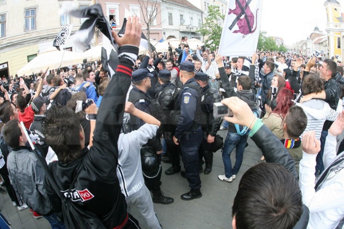 FOTO Instantanee alb-negru » Ultraşii lui "U" au ars fularele rivalei CFR în centrul Clujului