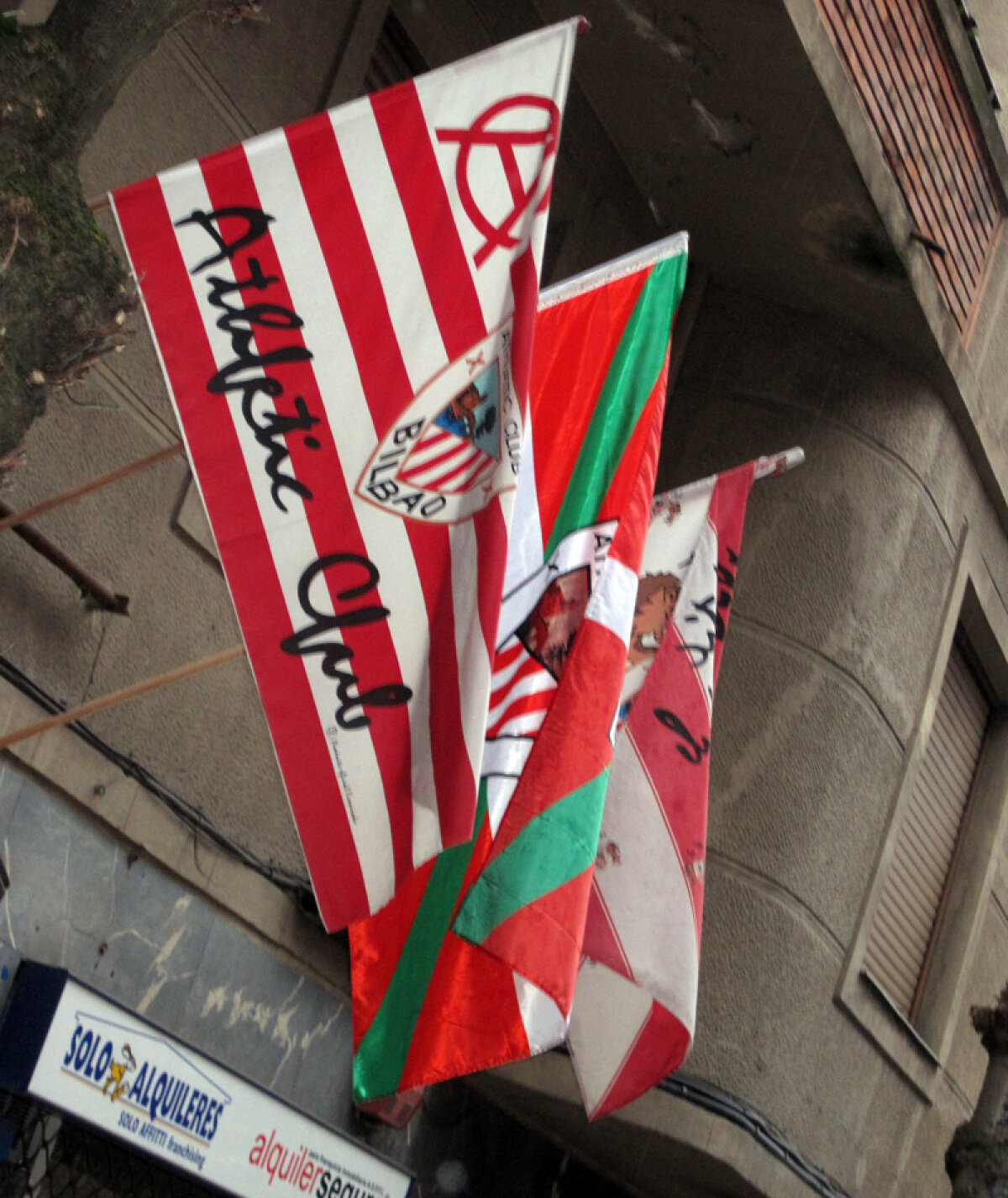 Corespondenţă din Bilbao, de la Luminiţa Paul » Oraşul cu steaguri la ferestre