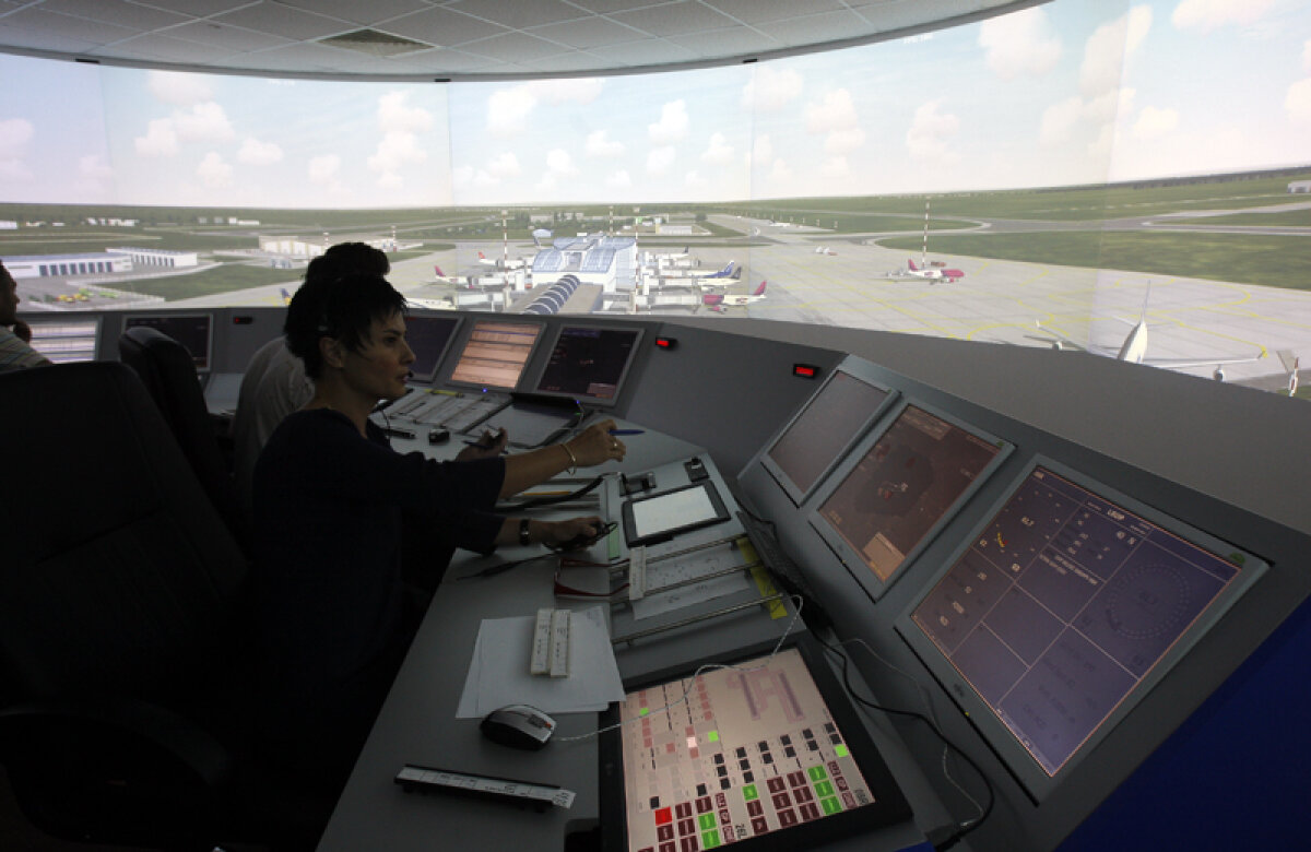 Super-reportaj: Cristian Geambaşu a fost în turnul de control al aeroportului Otopeni! » Controlorii de trafic nu vor prelungiri :D