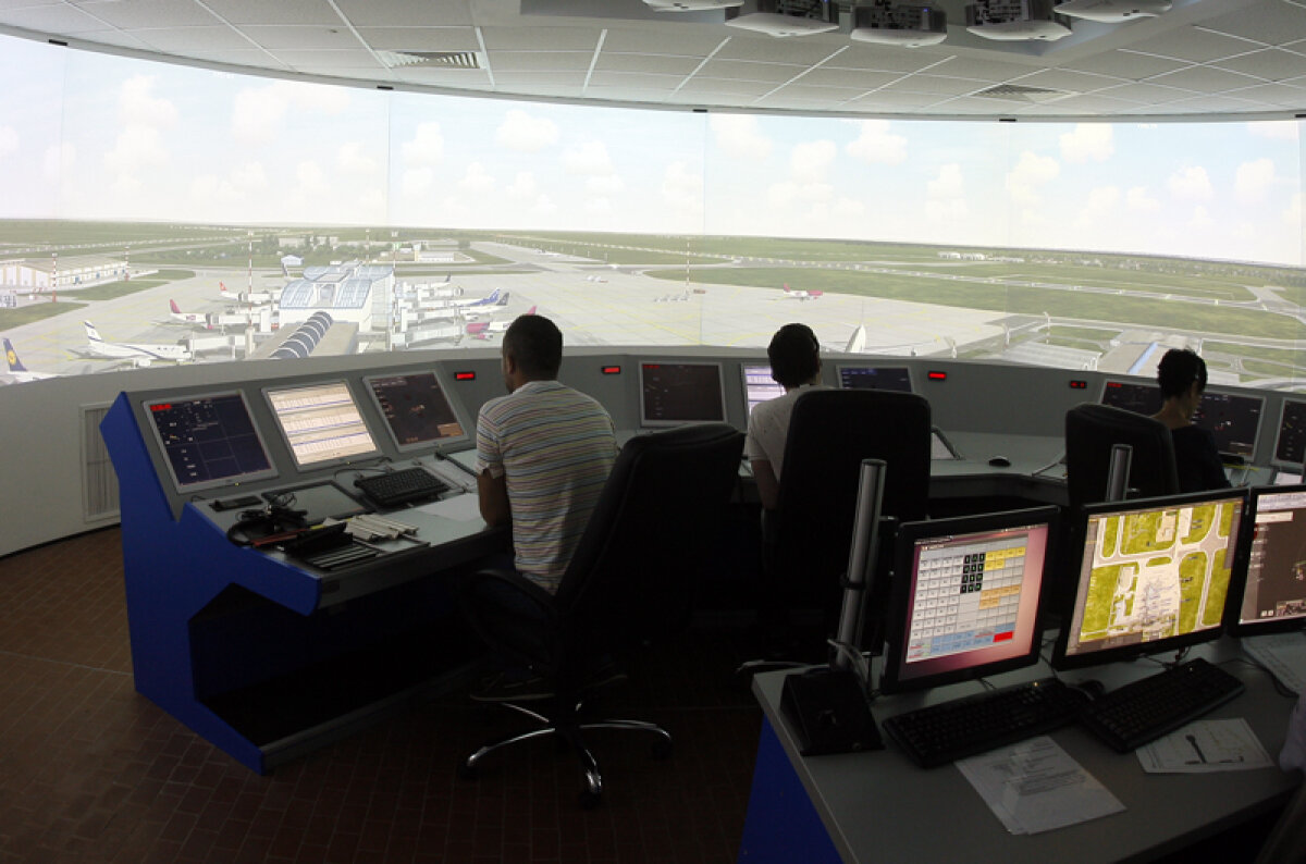 Super-reportaj: Cristian Geambaşu a fost în turnul de control al aeroportului Otopeni! » Controlorii de trafic nu vor prelungiri :D